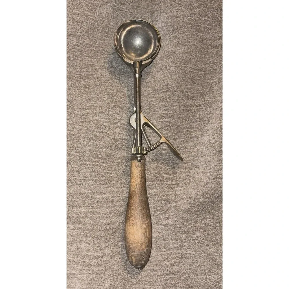 Vintage Silver Gilchrist NO 31 Wooden Handle Ice Cream Scoop Size 24